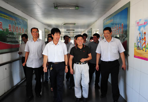衛(wèi)旺?？偨?jīng)理陪同福山國際能源總經(jīng)理陳舟平和柳林管理中心總裁陳兆強、康繼忠等領(lǐng)導(dǎo)視察我礦